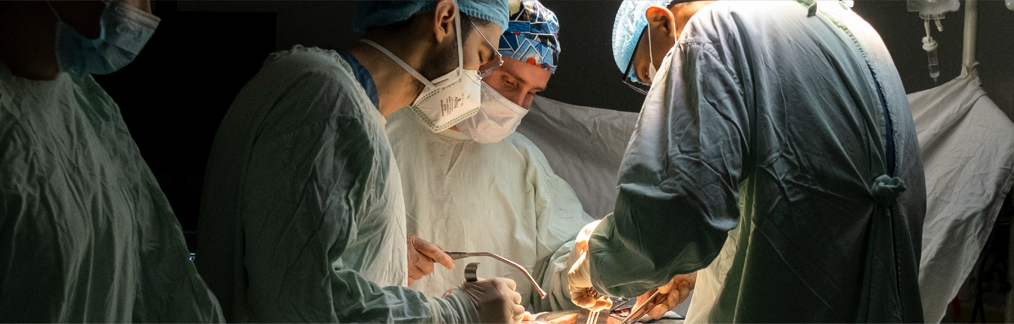 Equipo quirúrgico realizando procedimiento en sala de cirugía