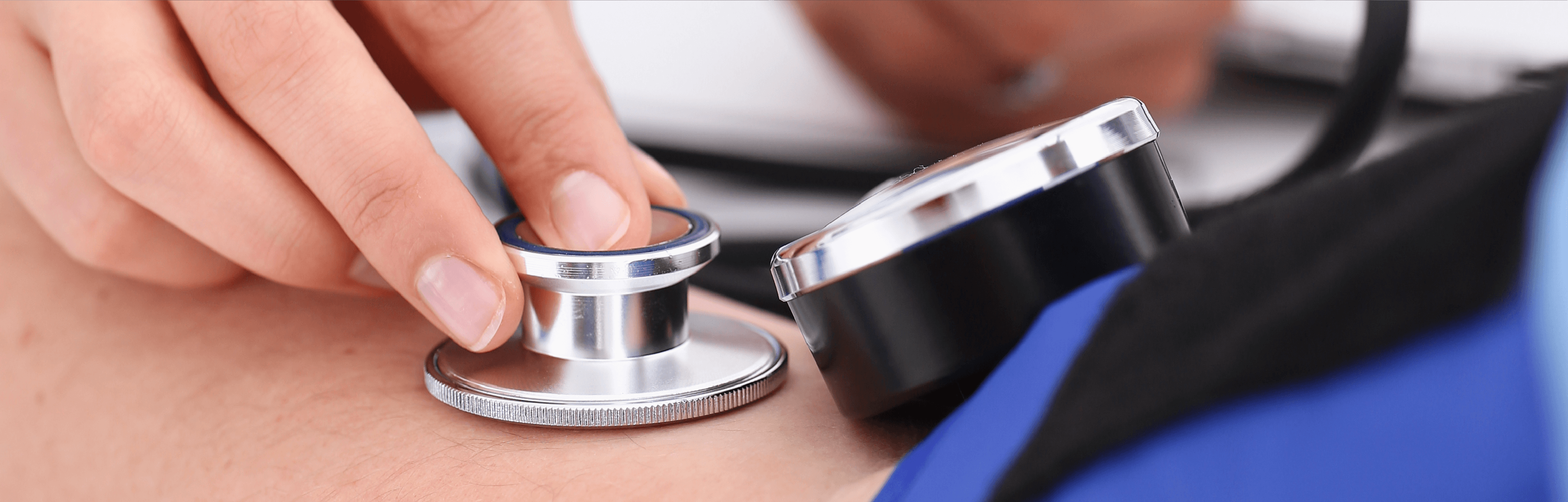 Médico auscultando a un paciente con estetoscopio