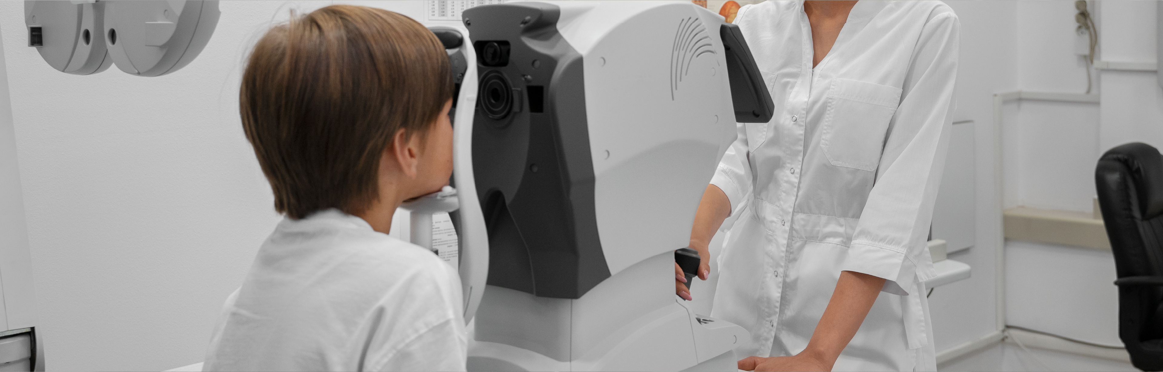 Paciente infantil en equipo de examen ocular con oftalmóloga