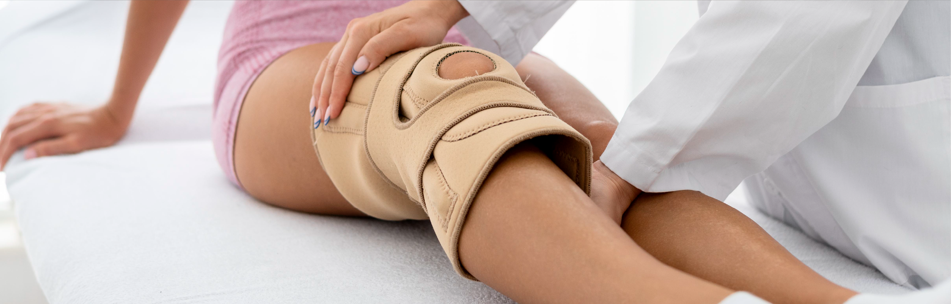 Especialista ajustando una férula de rodilla