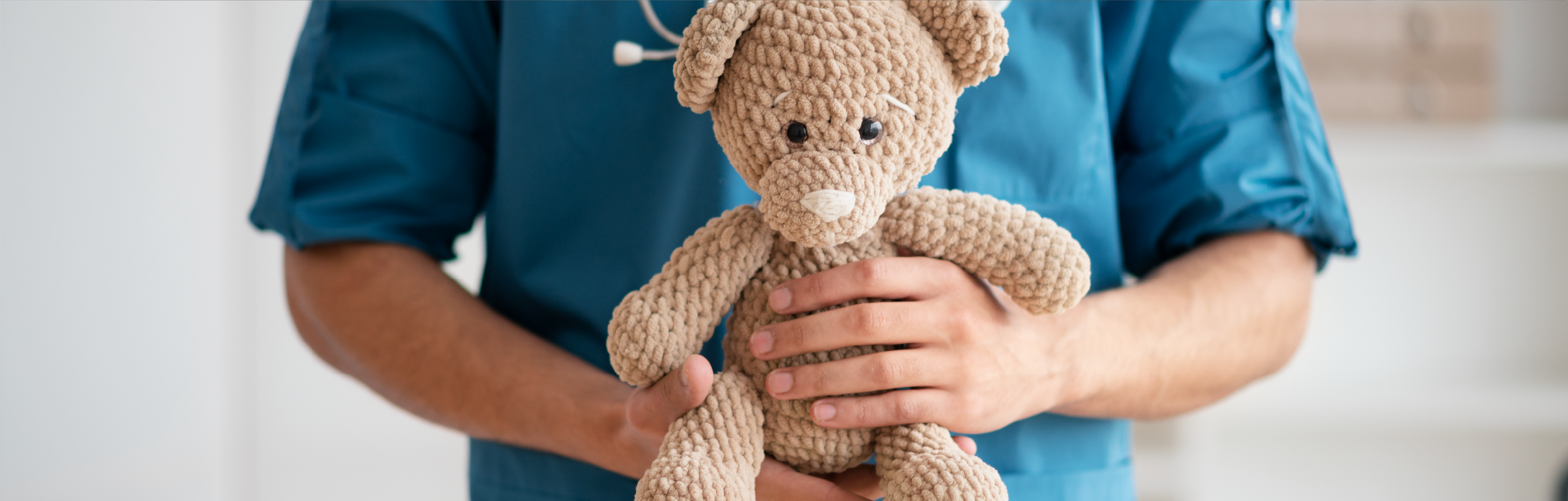 Pediatra sosteniendo un osito de peluche